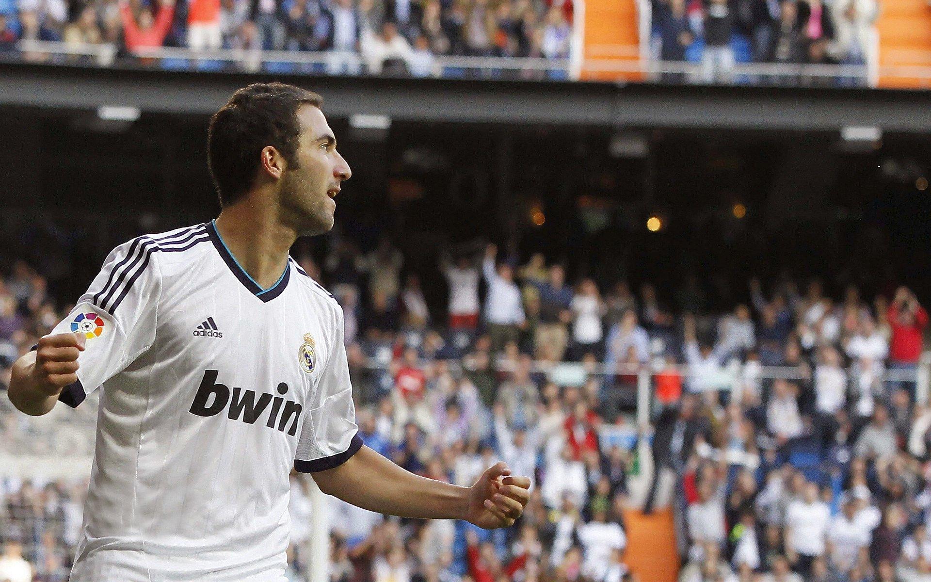 西甲焦点战半场爆冷，塞维利亚2-1反超巴萨，拉什福德斩获首球桑切斯点射定局